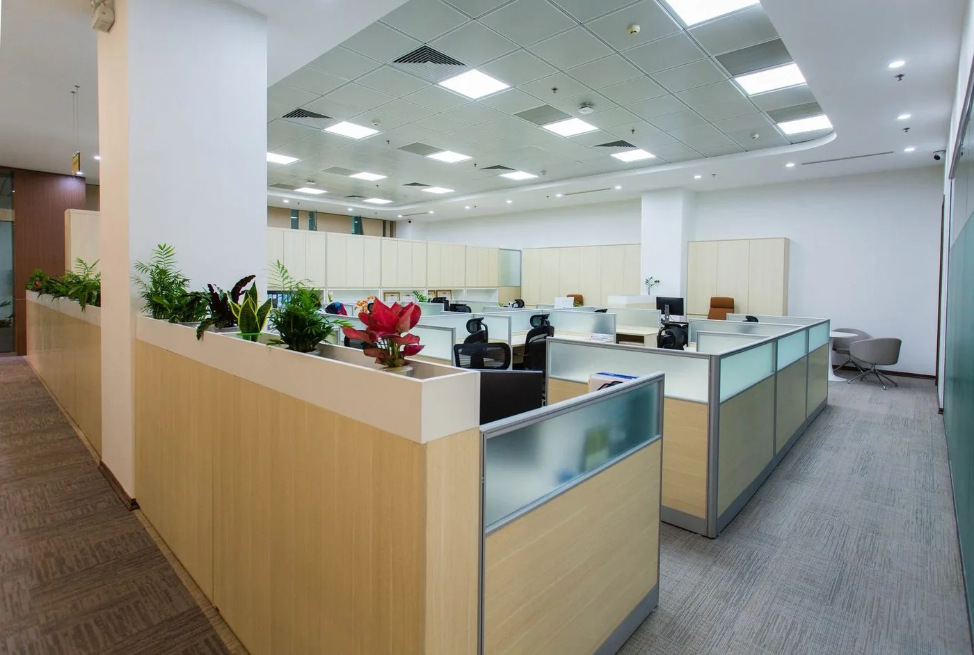 Escritório aberto com estações de trabalho