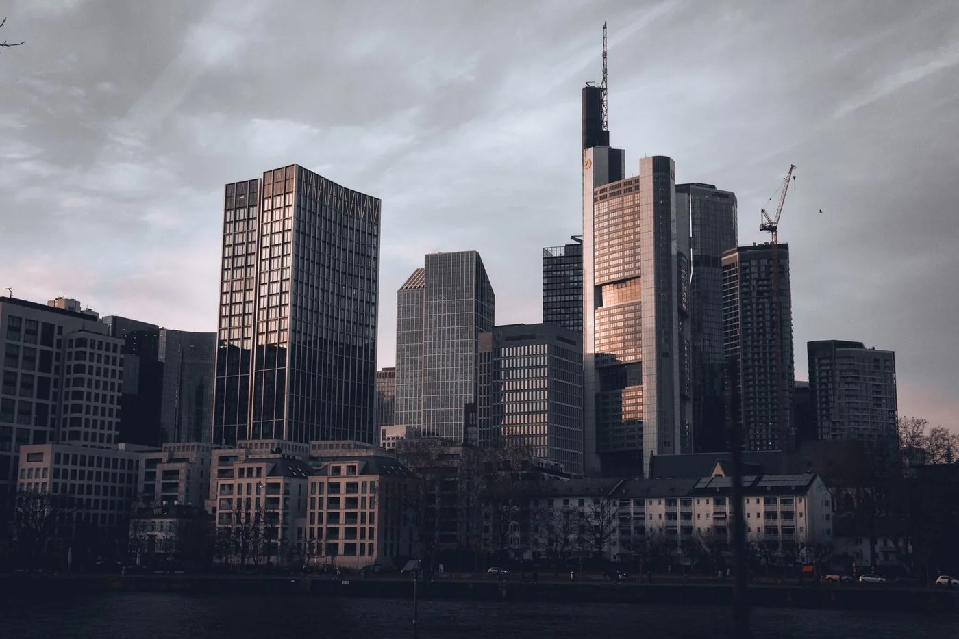 Skyline de um centro financeiro no fim da tarde