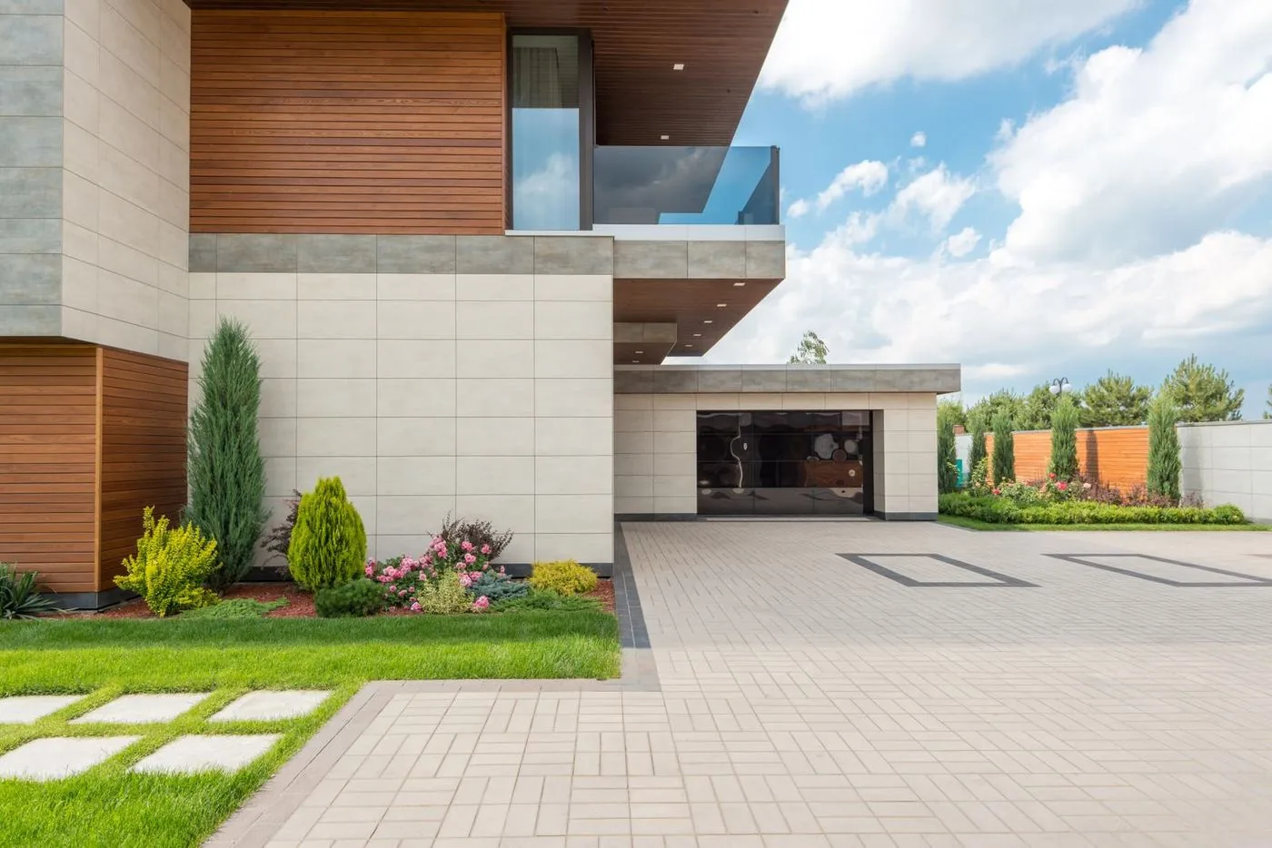 Casa moderna de linhas retas com jardim e garagem
