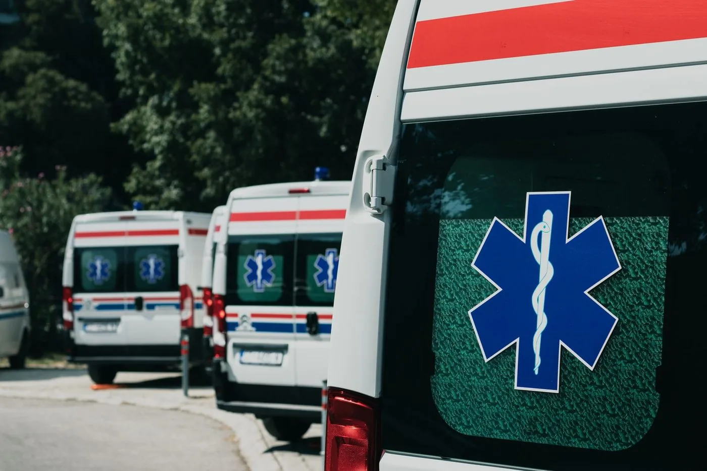 Ambulâncias estacionadas, vistas de trás