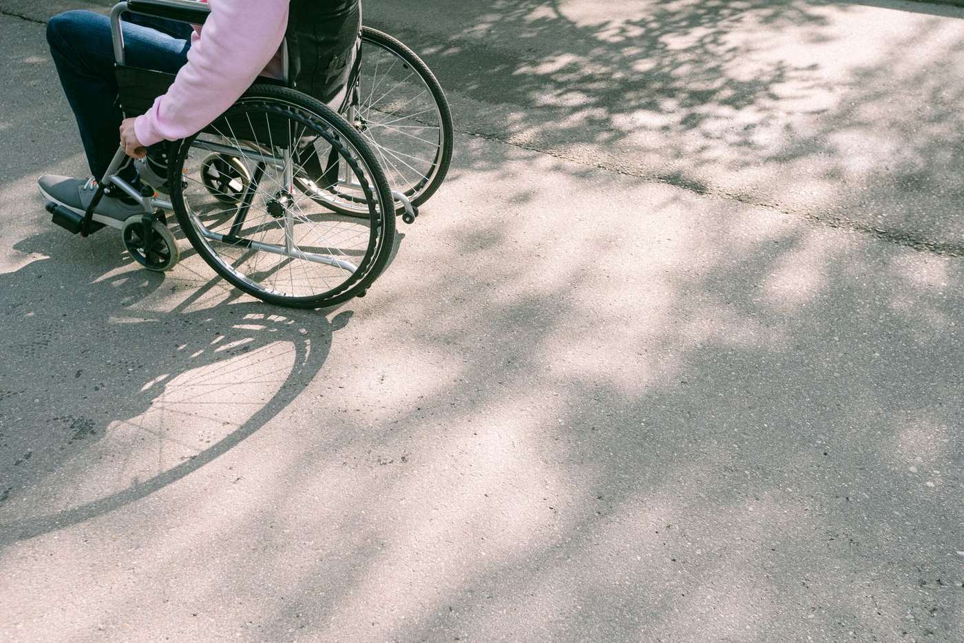 Cadeira de rodas em movimento no asfalto