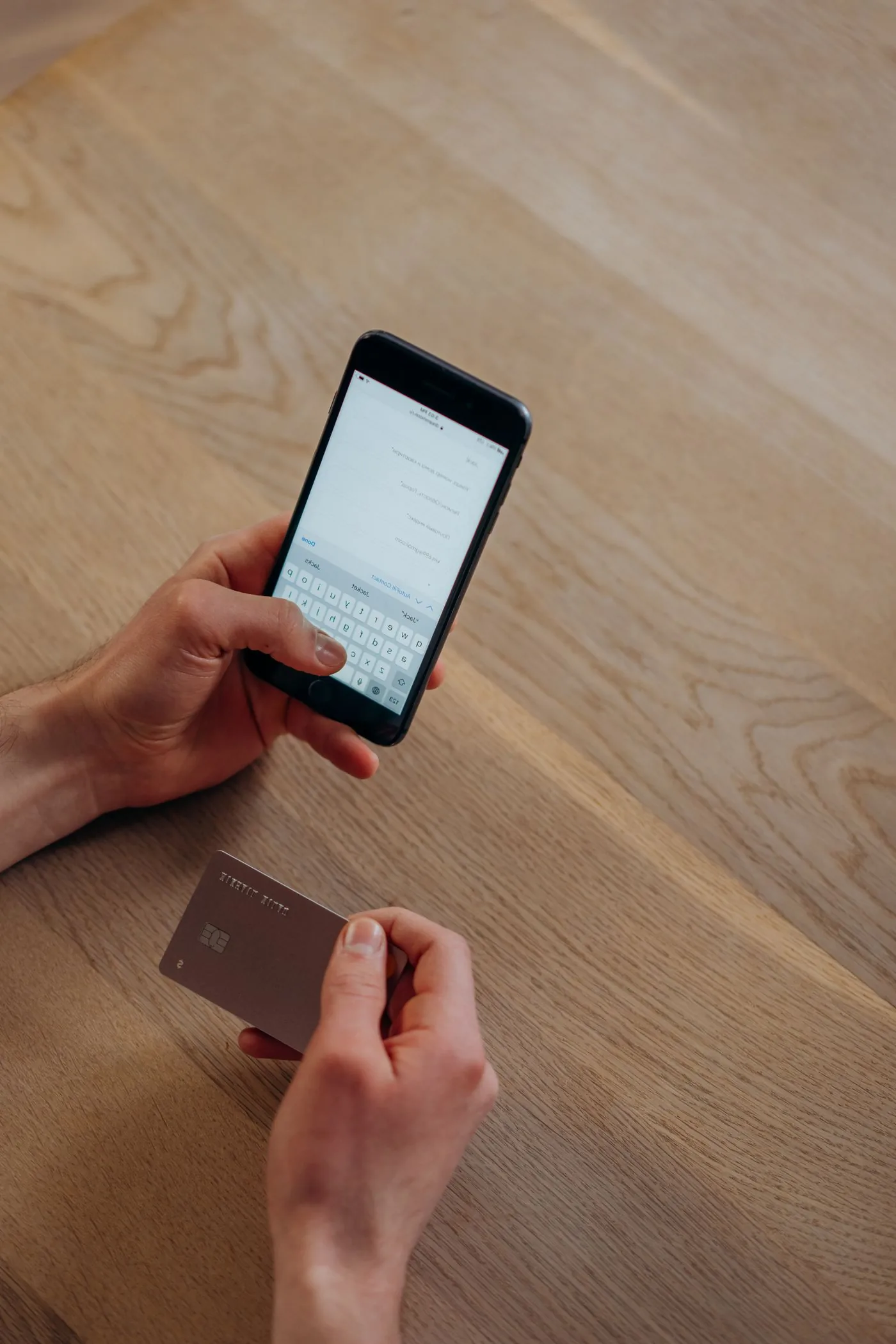 Celular e cartão sobre a mesa, conta digital