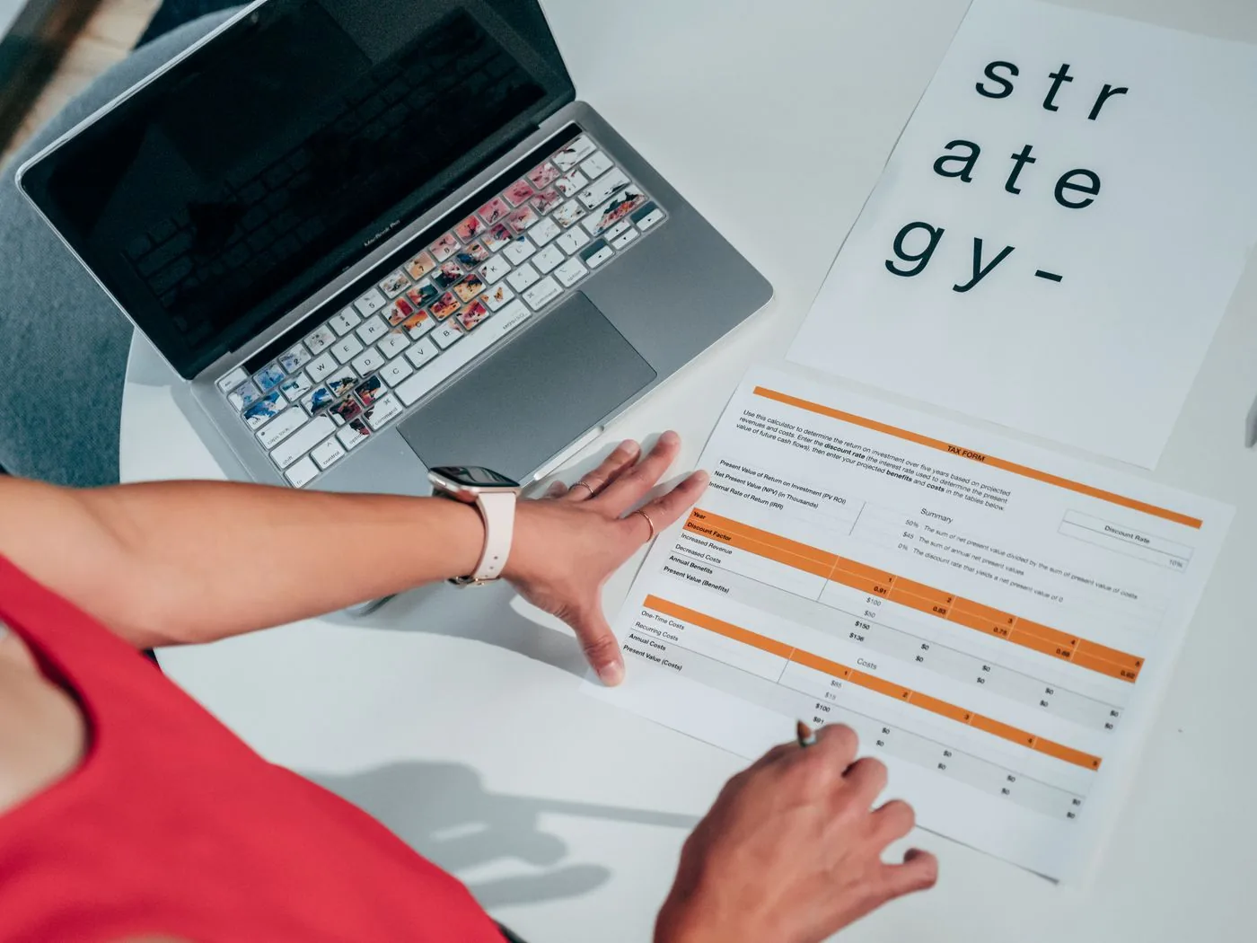 Relatório de estratégia e laptop vistos de cima