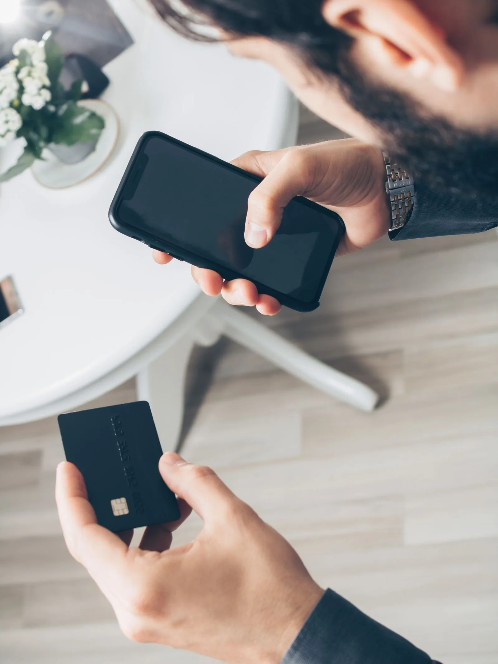 Smartphone e cartão de crédito para pagamento digital