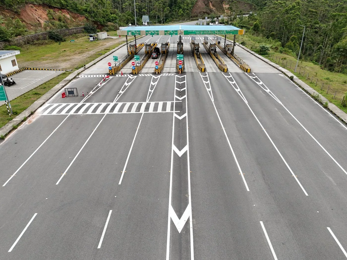 Praça de pedágio com várias faixas, vista aérea