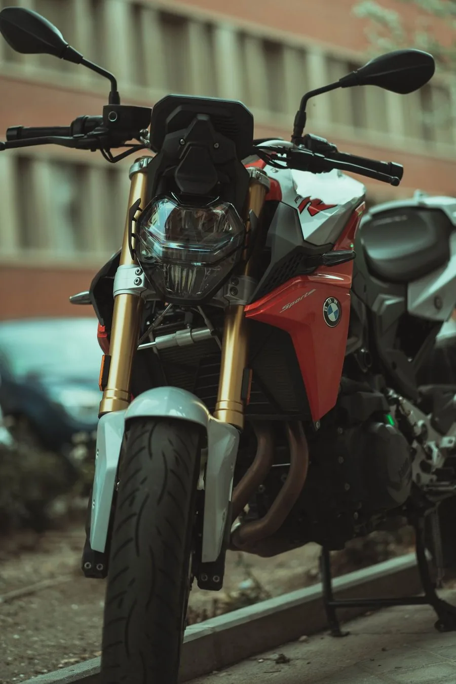 Motocicleta estacionada na rua