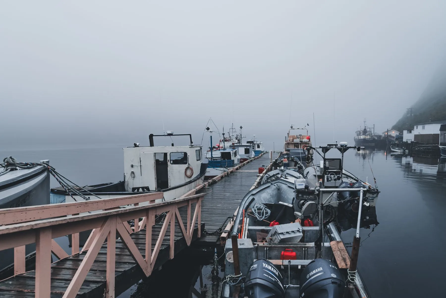 Marina com veleiros ancorados