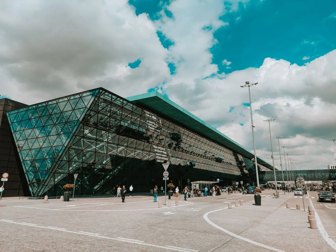Terminal de aeroporto moderno com fachada de vidro