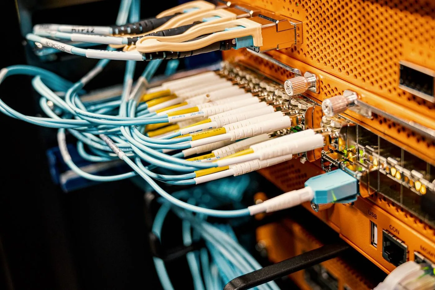 Patch panel com cabos de fibra conectados