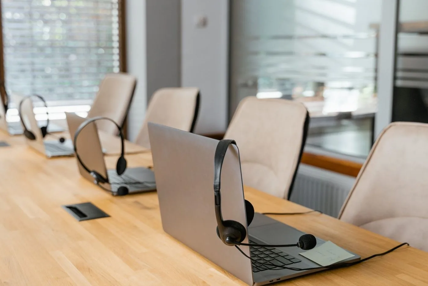 Central de atendimento com estações e headsets