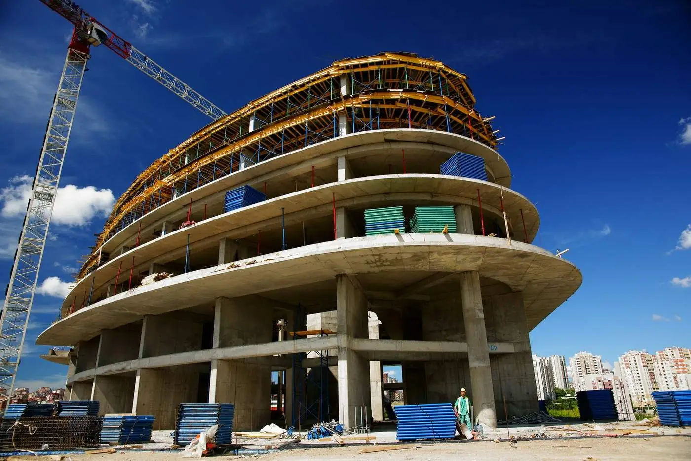 Prédio em obra com guindaste de torre