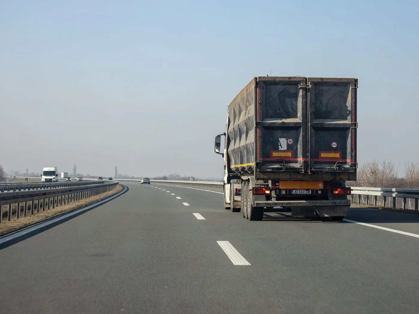 Carreta de carga na rodovia, vista por trás