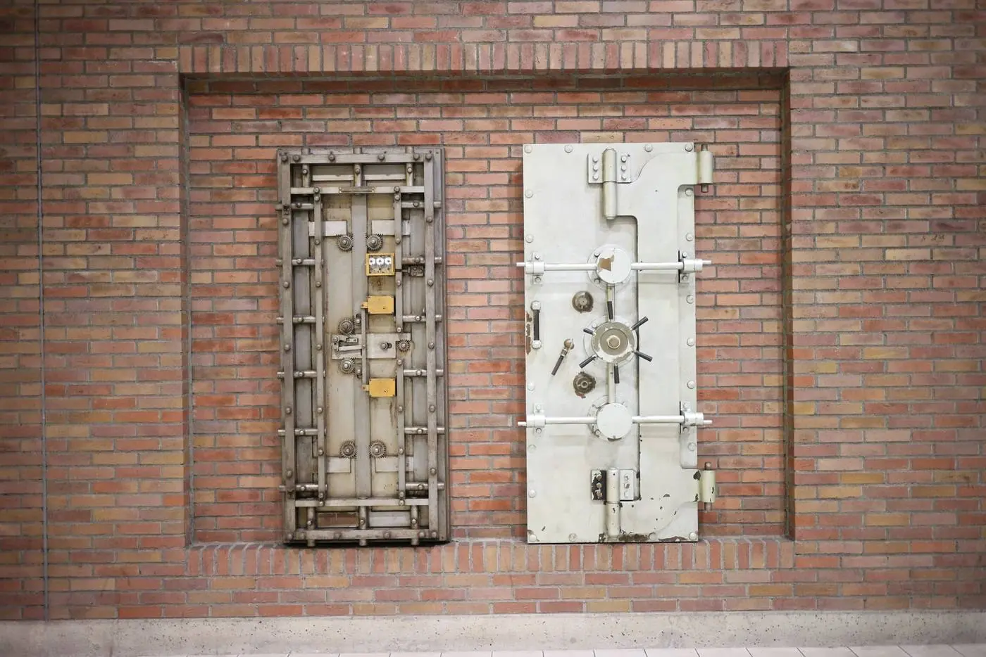 Portas de cofre de aço embutidas na parede
